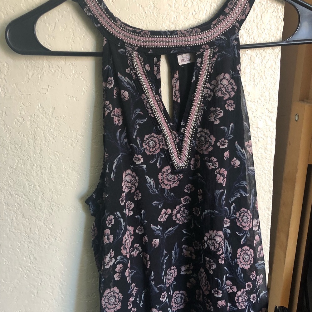 I’m a selling a nice loose Hollister blouse